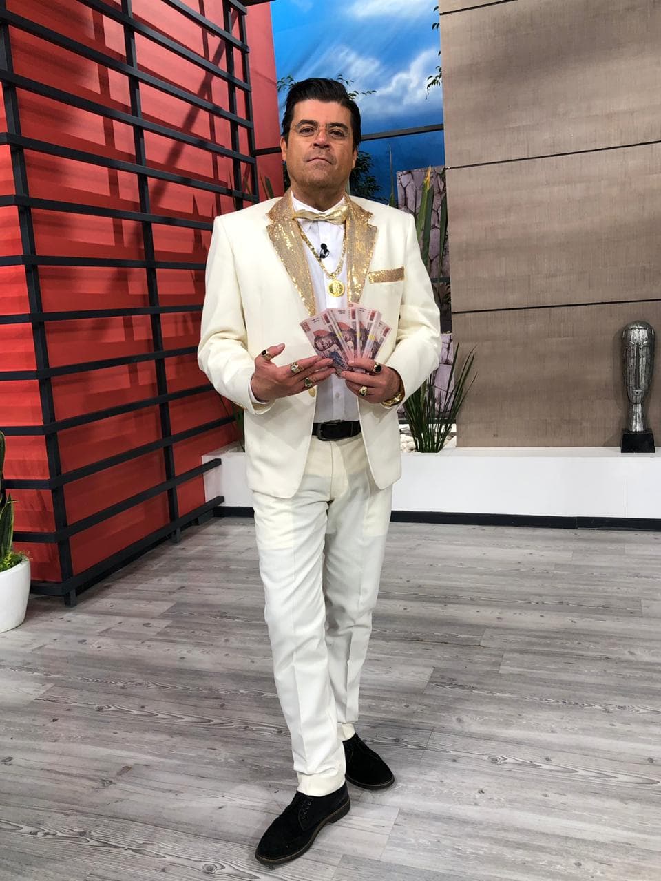 “El burro” repartiendo dinero al estilo de Huicho Domínguez "El premio mayor".