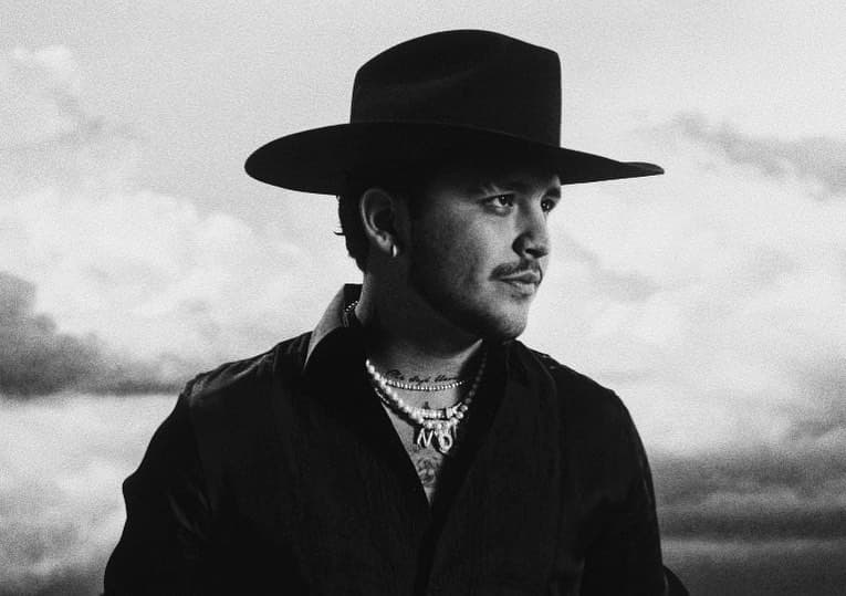 Activista señala a Christian Nodal por tener un mono araña de mascota