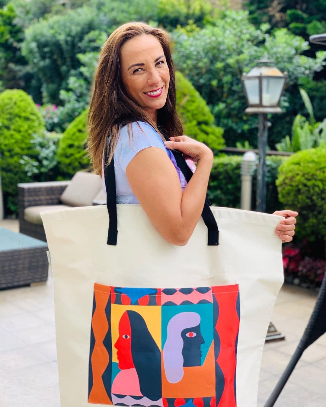 Sin embargo, declaró a Yordi Rosado, el sentido del humor que la caracteriza le sirvió de soporte para sobrellevar los señalamientos de los que pudo ser víctima en su infancia por la ausencia de su mamá.