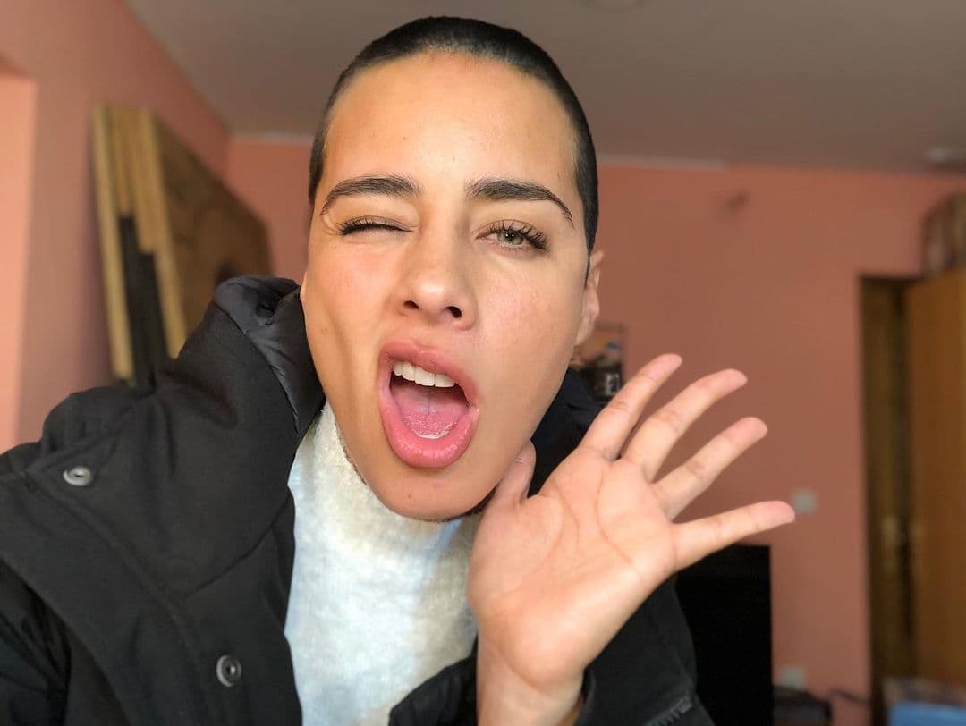 Pese a su alegría, no faltaron comentarios negativos hacia su imagen, sin embargo, el mensaje sexista de un varón despertó la molestia en Esmeralda, por lo que no se dejó y envió contundente respuesta.
<br>
<br>Un cibernauta varón expresó su inconformidad con ver a la actriz sin una larga melena e incluso se atrevió a
<b> "calificarla" </b>por su imagen; "¿Por qué el pelo corto? Qué picardía, eras un 10 perfecta", mencionó.