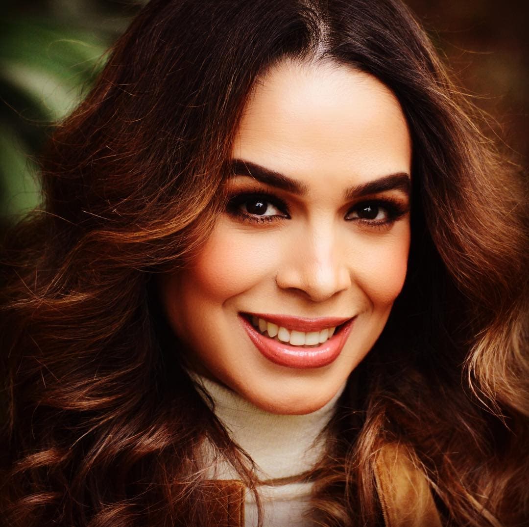 Biby Gaytán publica fotos de hace 26 años cuando se convirtió en mamá e impacta por lucir idéntica