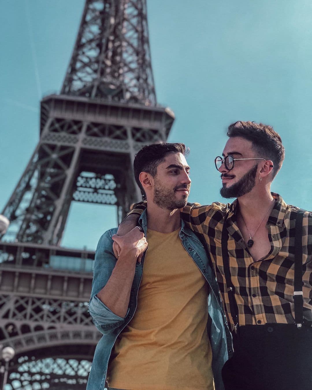 “A mí me costó mucho poder salir del clóset. Roberto vino a cambiar mi vida en muchos aspectos para bien porque yo salí del clóset con mis papás gracias a él. Yo siempre dije que el día que yo saliera del clóset (…) iba a ser el día que yo supiera que estaba con la persona con la que yo quería pasar el resto de mi vida (…) Ha sido todo súper positivo. Estamos muy contentos de que la gente lo tomara con tanto cariño, con tanta apertura”, reveló.