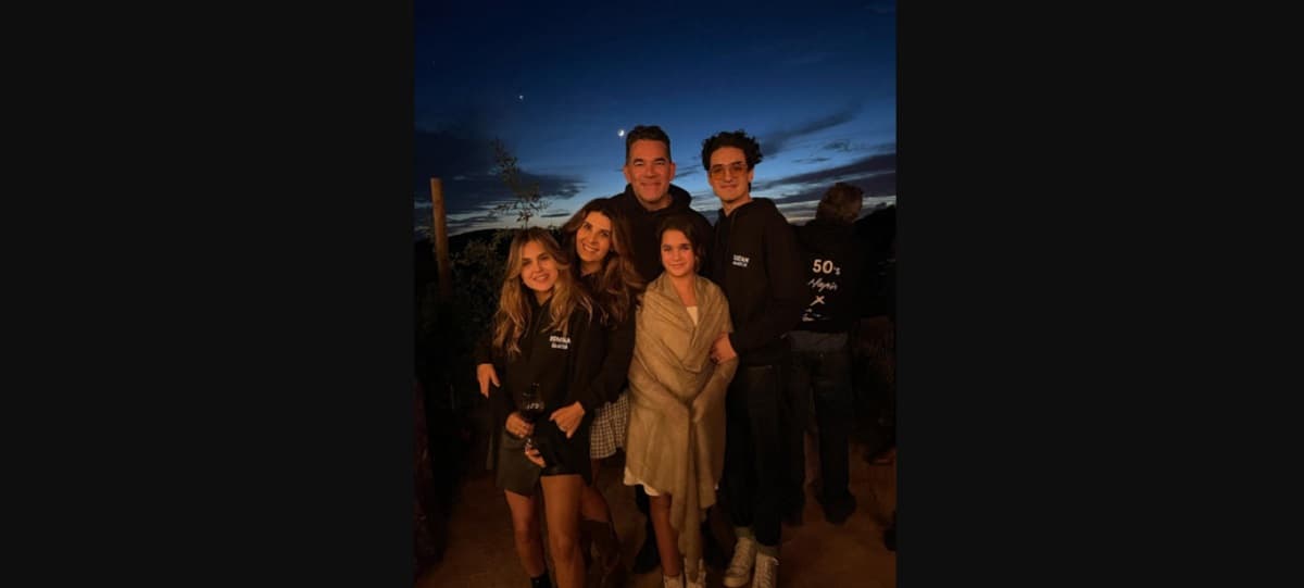 Mayrín Villanueva procreó con Jorge Poza a sus hijos mayores: Romina y Sebastián Poza; con Eduardo Santamarina, su actual esposo, tuvo a la pequeña Julia.