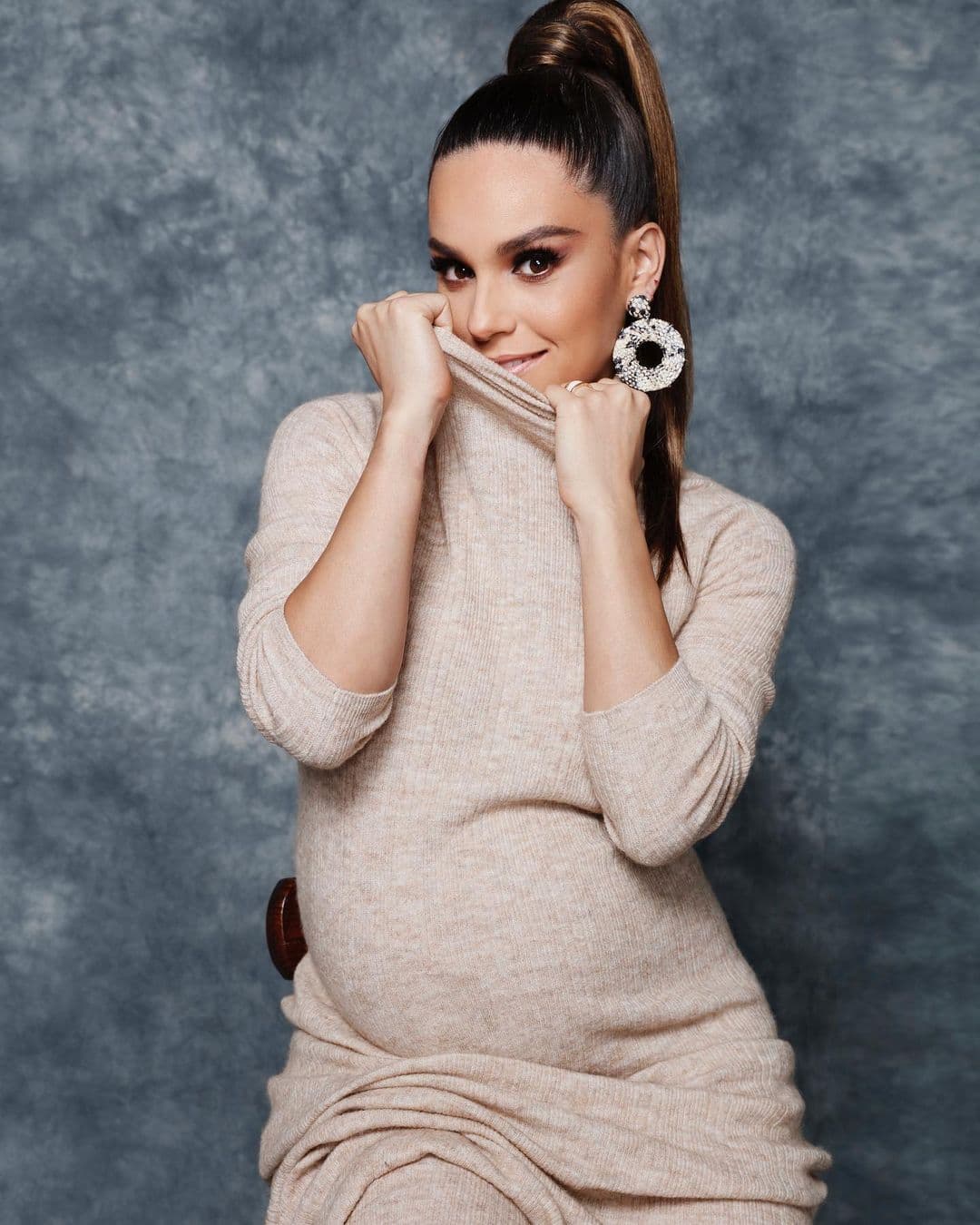 La presentadora de televisión publicó una fotografía con la que presentó a Amelia, de quien hasta el momento se desconocen detalles de su llegada al mundo.