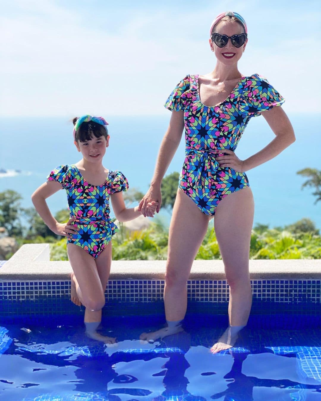A través de su cuenta oficial de Instagram, la hermana de Fátima y José María Torre compartió una fotografía en la que aparece muy sonriente junto a su primogénita, con quien posó desde una alberca con vista al mar.