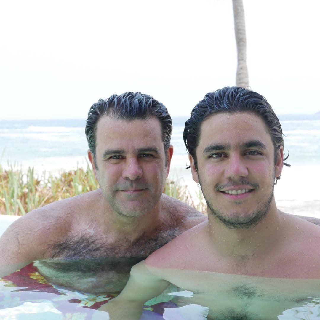 El primer hijo de Eduardo Capetillo y Biby Gaytán fue un varón, quien lleva por nombre Eduardo Jr.; el joven no solo heredó el talento musical de su padre, sino también es idéntico a él a tal grado que hasta los confunden.