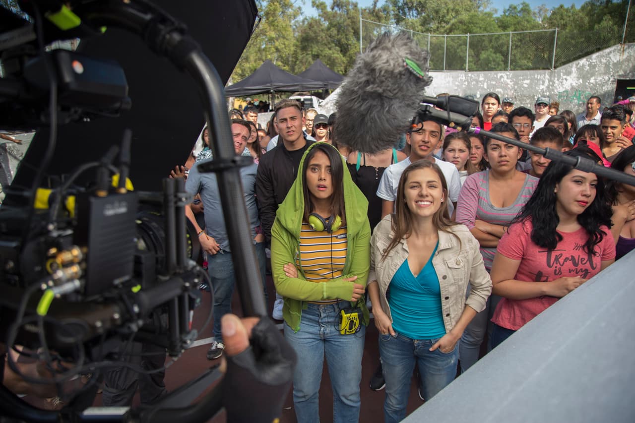 El elenco y extras preparados para arrancar el concierto.