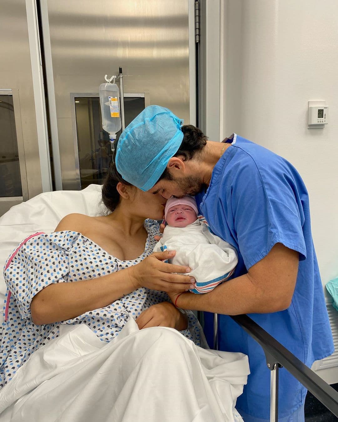 “Nací hoy 07-10-2020, pesé 3 kilos 80 gramos, medí 48cm… No tengo palabras para expresar este amor tan Grande, hoy nació mi @miluciana.v.r #LUCIANA. 6:26 am... Gracias a todos por estar al pendiente de mi embarazo, por cada mensaje, por cada consejo”, escribió.