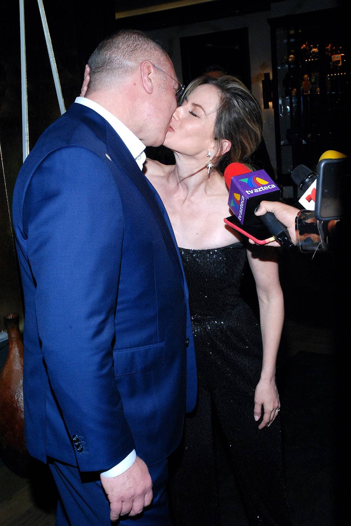 Altair Jarabo protagonizó tremendo beso con su esposo ante la prensa.