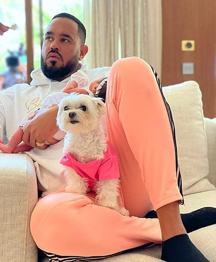 En la más reciente fotografía en la cuenta de Instagram de la primogénita de la cantante, se observa cómo la bebé sujeta tiernamente uno de los dedos de su papá Raphy Pina.