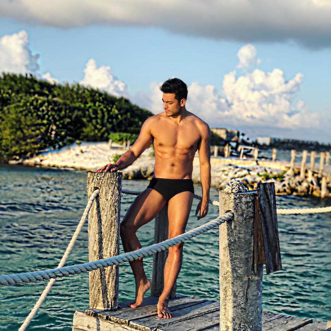Con estas fotos en muy poca ropa, Carlos Rivera se volvió tendencia en redes sociales