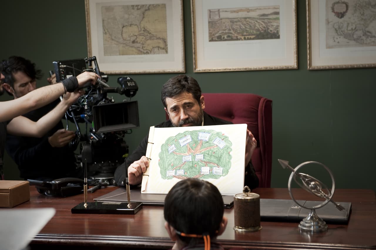 El director Andrés (interpretado por Dino García) quiere sacarle información a Carlitos, ¿será aliado o enemigo de "Los Elegidos"?