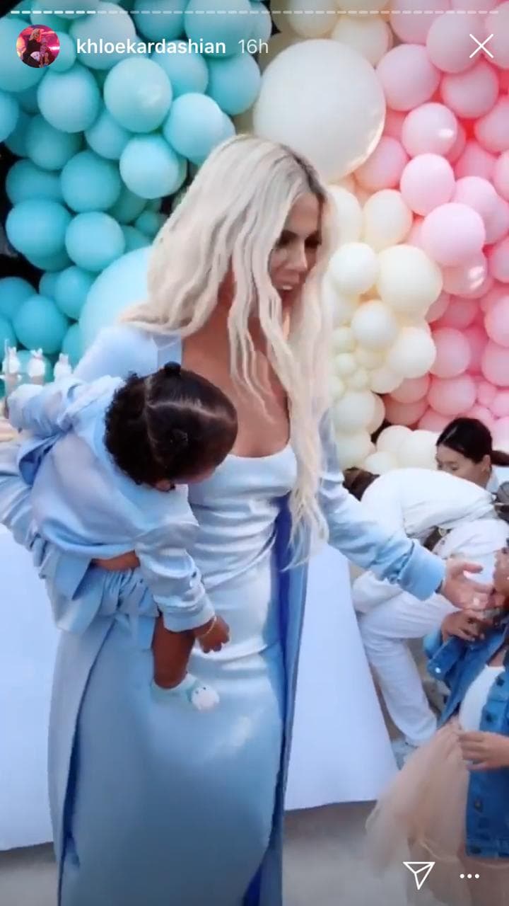 La empresaria y su hija lucieron vestidos similares en color azul, ambos de la marca August Getty Atelier.
