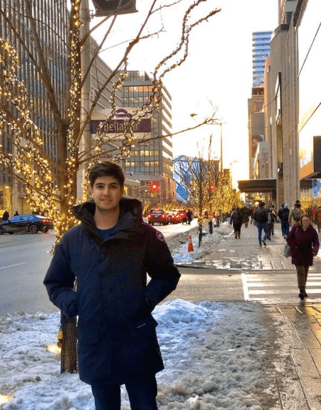 En cuanto a su vida privada, en su cuenta oficial de Instagram se puede observar que López disfruta de viajar y de pasar tiempo con su familia, a quienes es muy allegado.