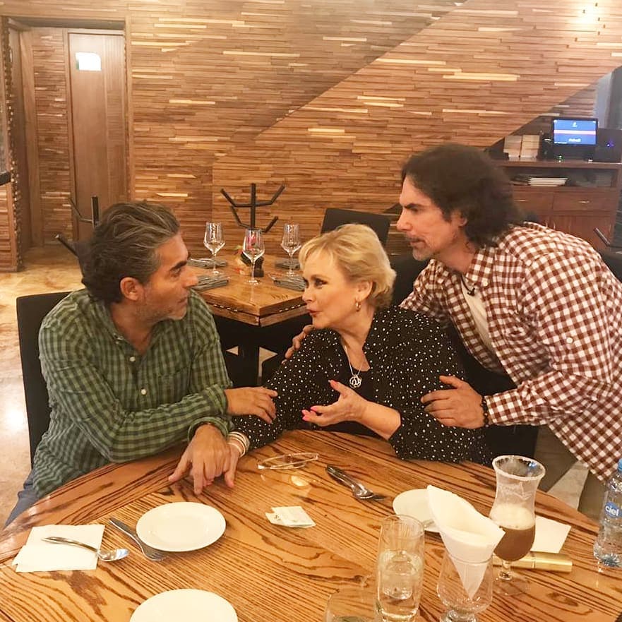 Raúl Araiza en compañía de su madre y su hermano Armando