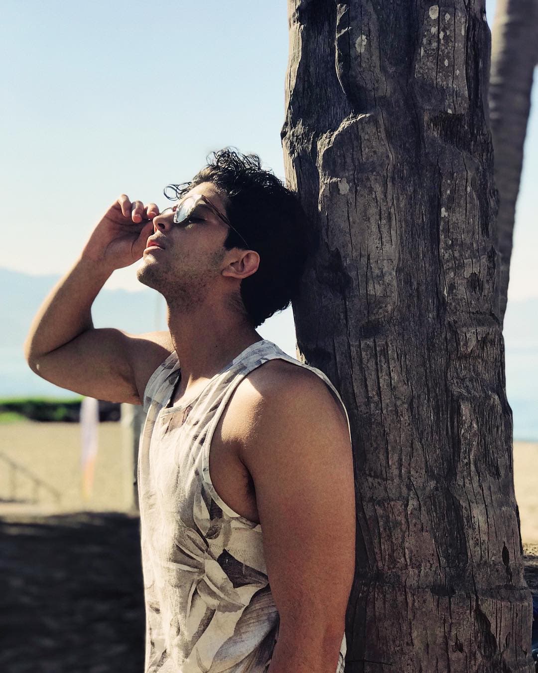 ¿A qué edad iniciaste tu gusto por la música? Desde que tengo memoria siempre me gusto cantar. De hecho yo no quería ser actor. Al principio quería ser solo cantante y daba mis conciertos en mi recámara.