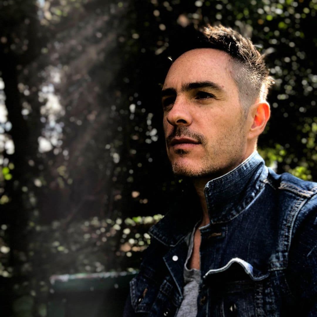 Aunque ya había encontrado su camino y estaba feliz con su primer padre adoptivo, Mauricio Ochmann decidió buscar a sus papás biológicos a los 17 años, sin éxito alguno.