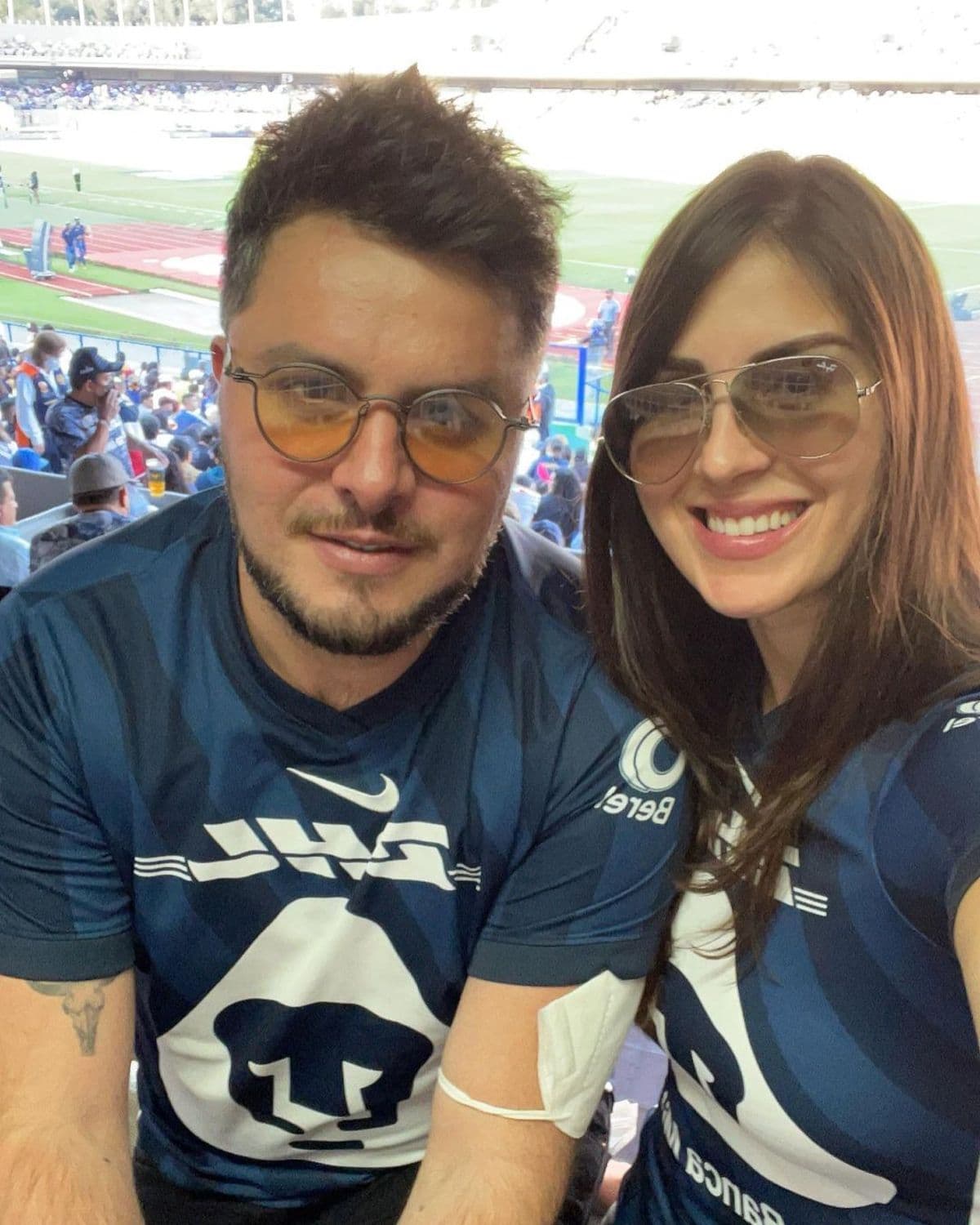 “Trabajamos en ‘Sábado Gigante’ en Miami. Yo era maestra de pasarela y él se acercó un día y me dijo que era modelo de Calvin Klein y que lo ayudara a modelar… El resto fue historia”, contó en Instagram.