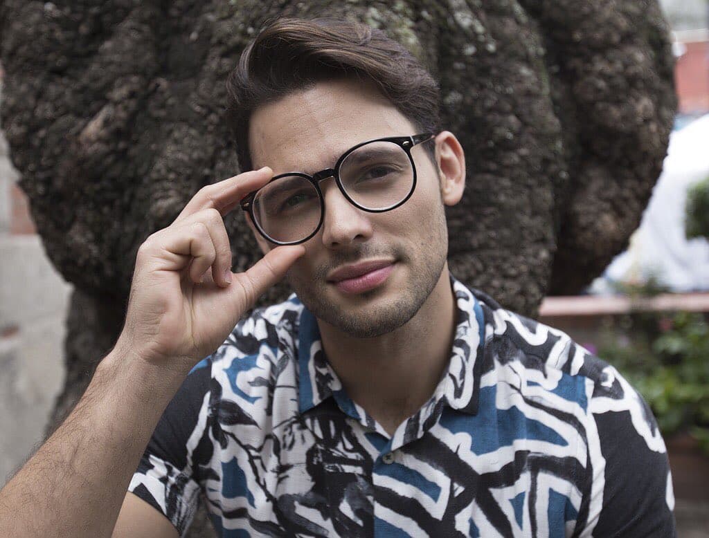 "Gael Falcón", interpretado por Emmanuel Palomares, es el menor de los hermanos Falcón. Es un atractivo millennial, liberal e independiente que trabaja como publicista.