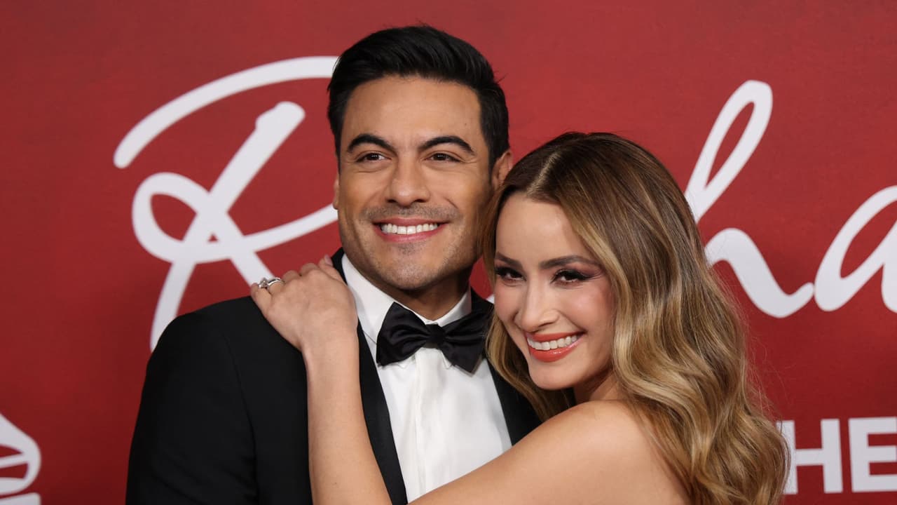 Carlos Rivera aparece en la alfombra roja junto a Cynthia Rodríguez; así de románticos posaron