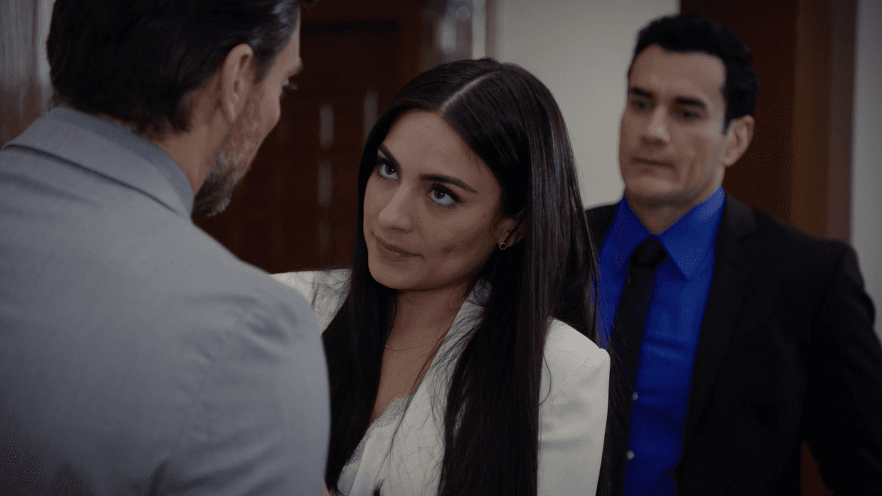 Carlos termina enterándose del incidente y sobreprotege a Alejandra.