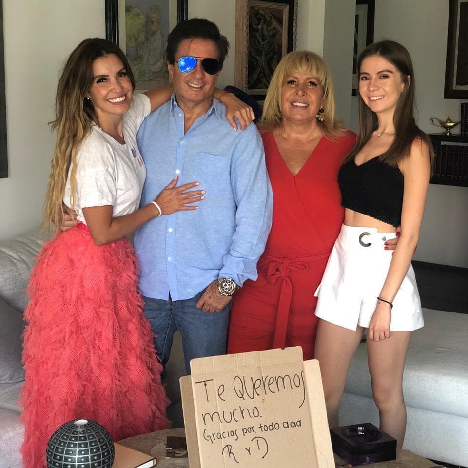 Es común que las jóvenes, quienes tienen gran parecido con la conductora, protagonicen tiernos retratos al lado de su papá e incluso convivían a la perfección con la productora de Hoy.