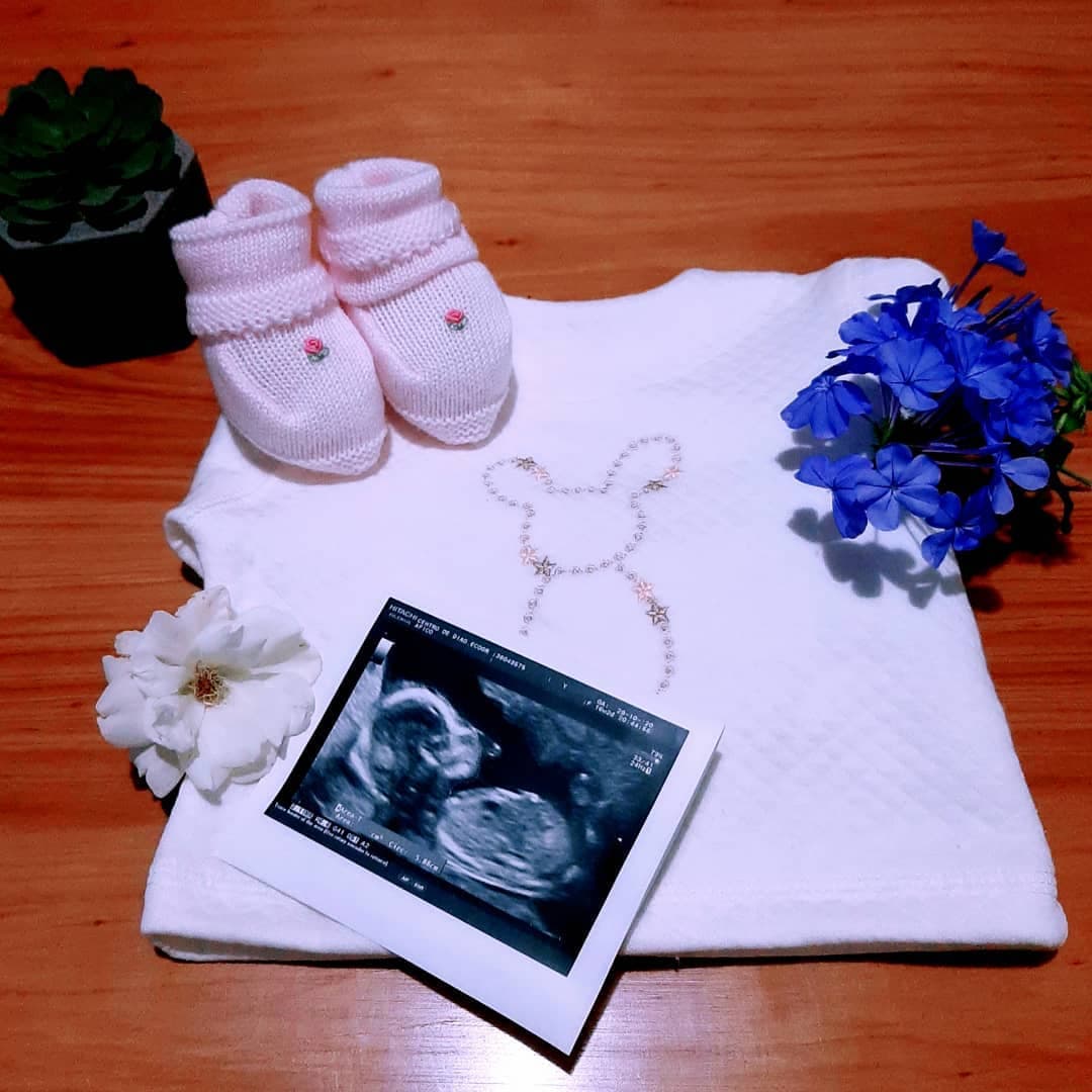 Con una fotografía y un extenso mensaje, la joven habló de sus deseos de convertirse en madre e incluso, aprovechó para hacerle una promesa a su hija. “Para mi princesa. Me acuerdo lo que sentí en el momento que supe que estabas ahí, incontrolables ganas de llorar de la felicidad, que no podía ni pensar. Llegaste en un momento raro, desconocido y, creo no podría haber sido más perfecto”, escribió.