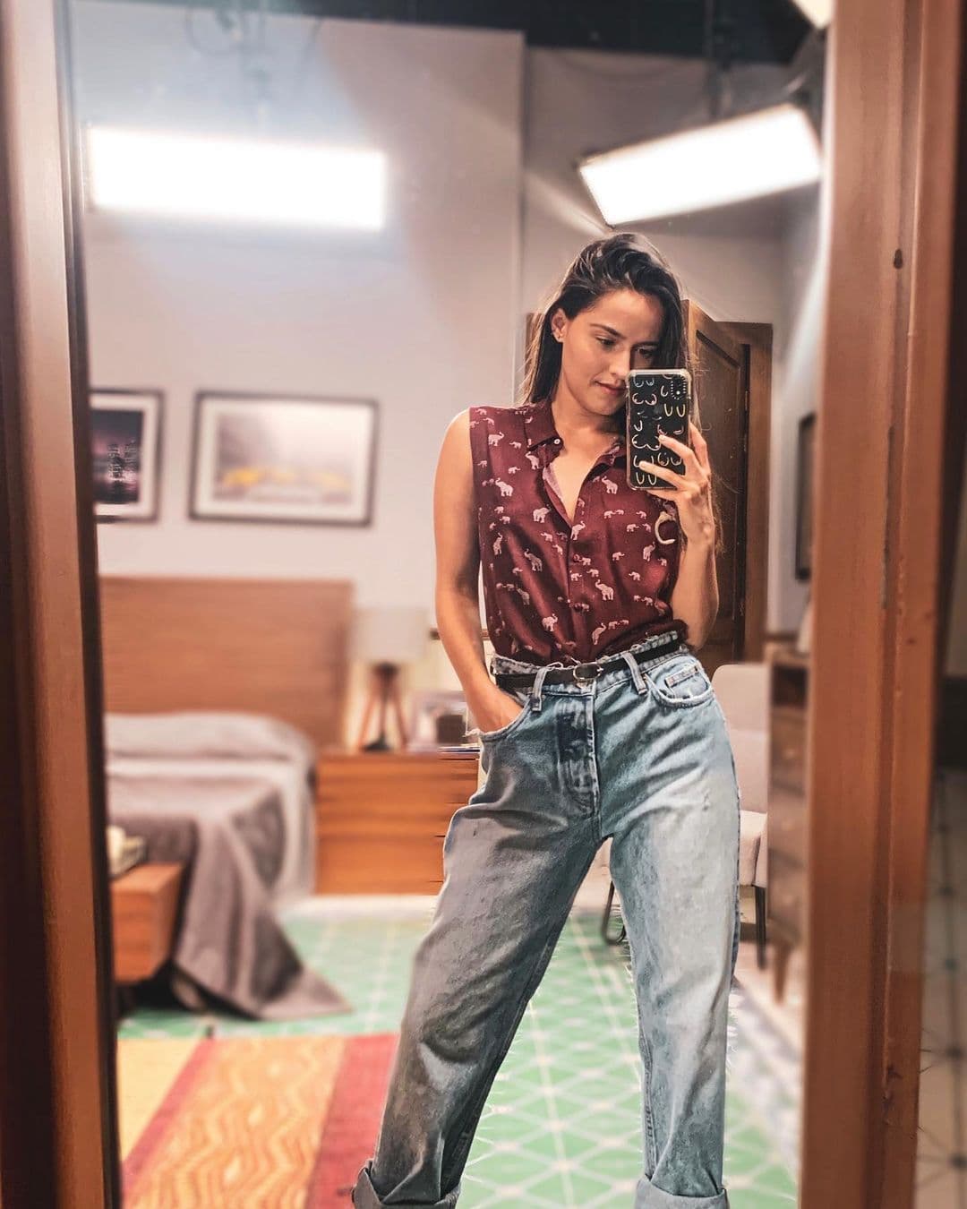 <b>¿A qué le das like en redes sociales?:</b> "A páginas espirituales, amigos y a las cuentas de elefantes".
<br>