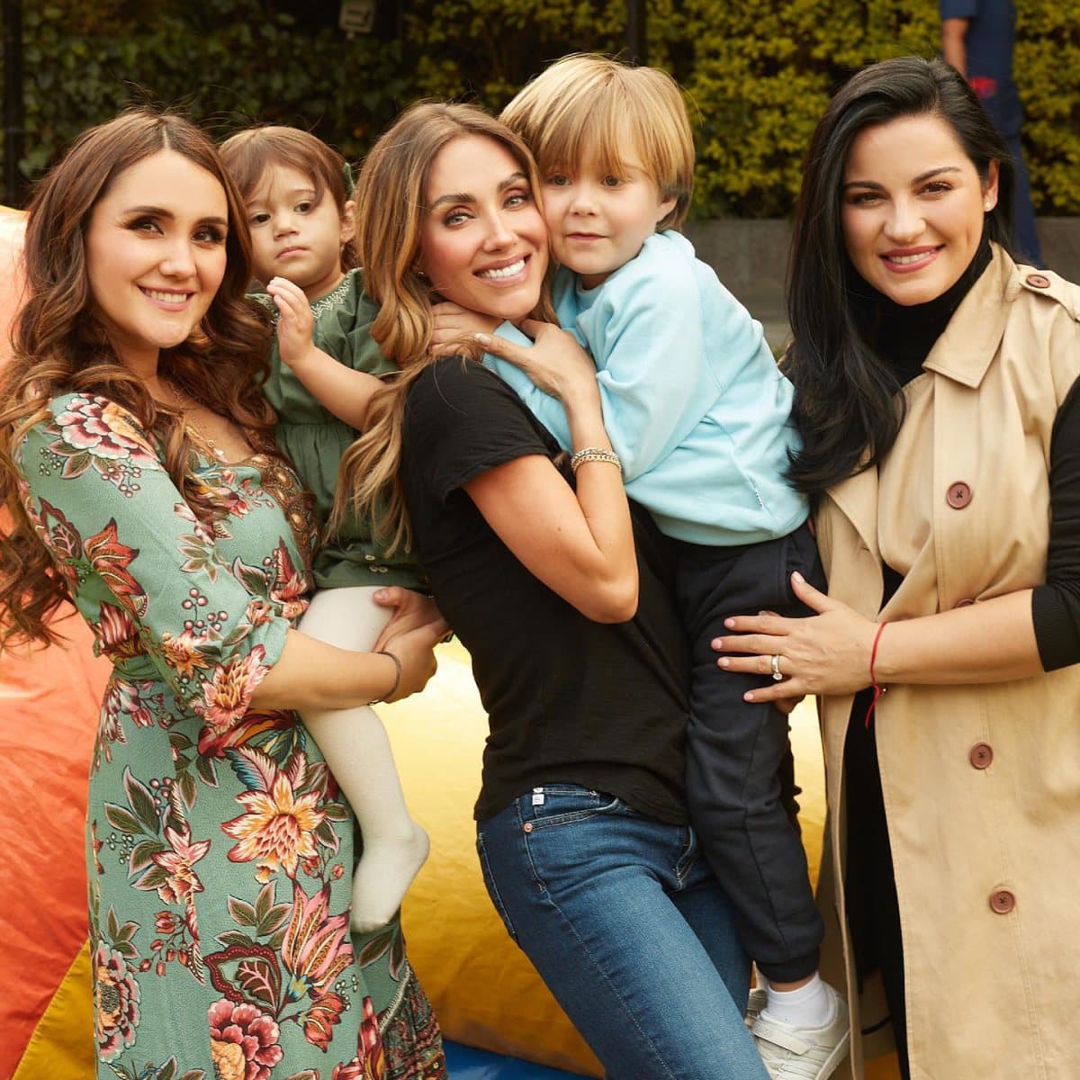 Maite Perroni presume su pancita de embarazo en foto con Dulce María y los RBD