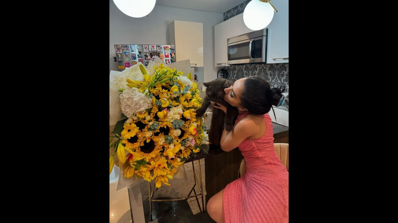 Karime Pindter presume el ramo de flores que le mandó Gala Montes junto a su gato Norris