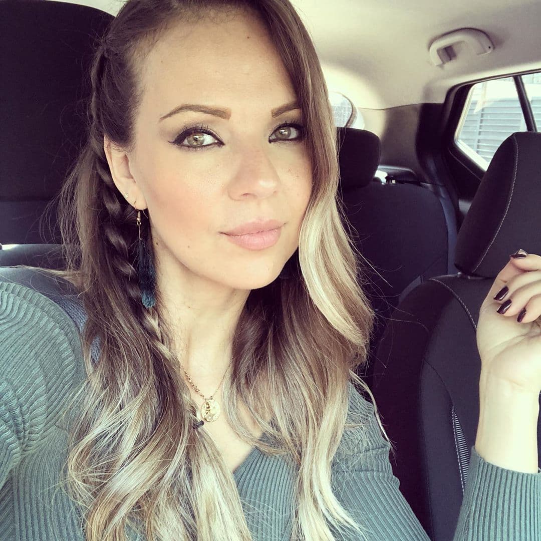 En la actualidad, Paola se desarrolla como conductora de televisión, mientras que en redes sociales comparte datos fitness para sus seguidores.