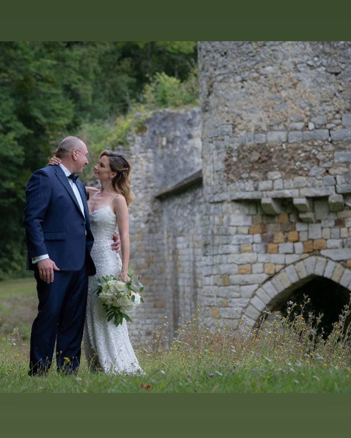 Después de su lujosa boda en Paris, Francia, Altair Jarabo regresó a México junto a su esposo para asistir al concierto que Alejandro Fernández dio en un prestigioso hotel en la Ciudad de México, donde los recién casados acapararon las miradas al protagonizar apasionado beso en la alfombra roja.