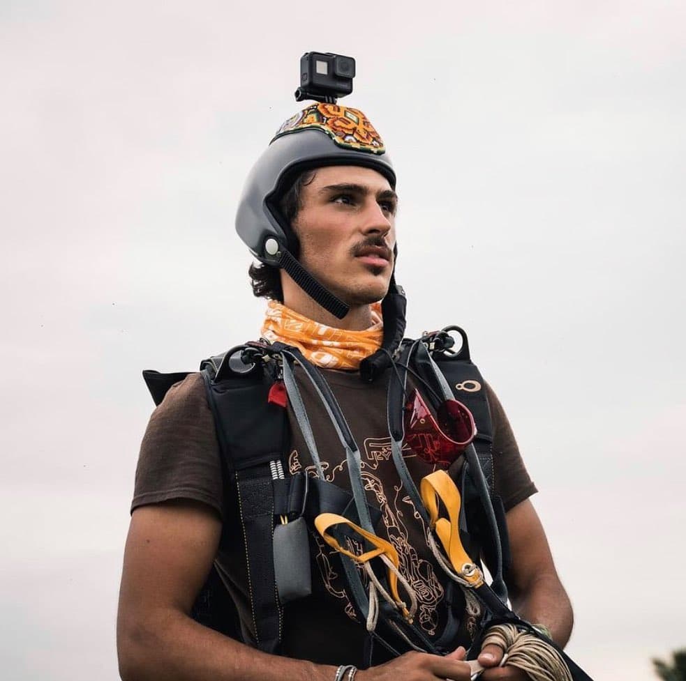 El segundo hijo de Michel Kuri deja ver su gusto por los deportes extremos, en específico por el paracaidismo, por el cual hace unos días sufrió un accidente que lo mantuvo hospitalizado.