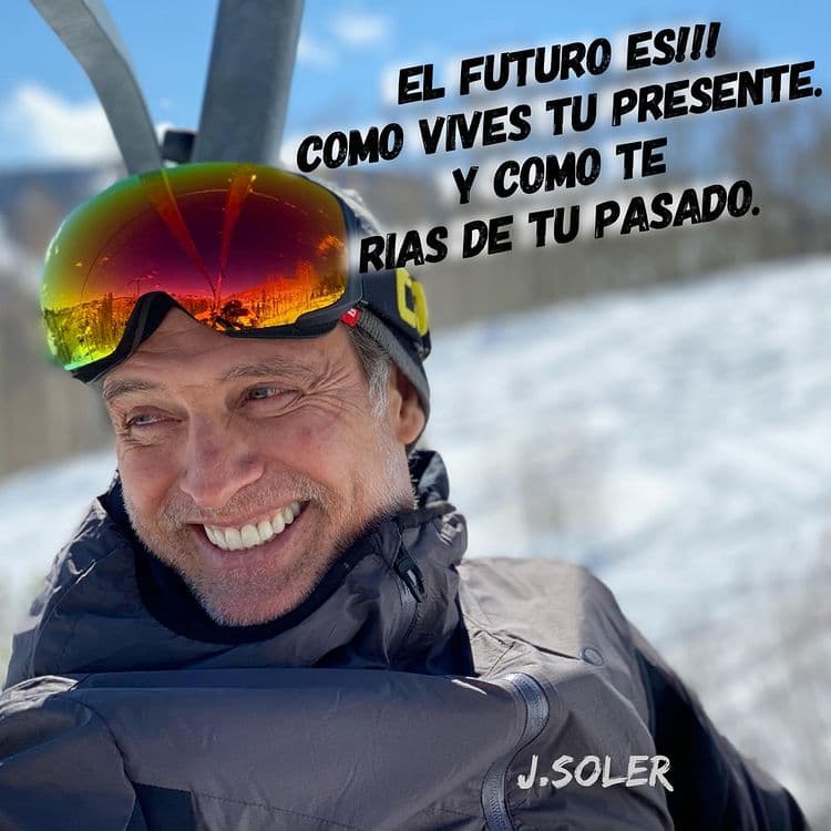 Casi al mismo tiempo, Juan Soler hizo lo propio en su perfil de Instagram, donde además de mostrar su gusto por esquiar, compartió una tierna foto junto a sus hijas Mía y Azul, destacando que el estar con ellas hacía su día perfecto.