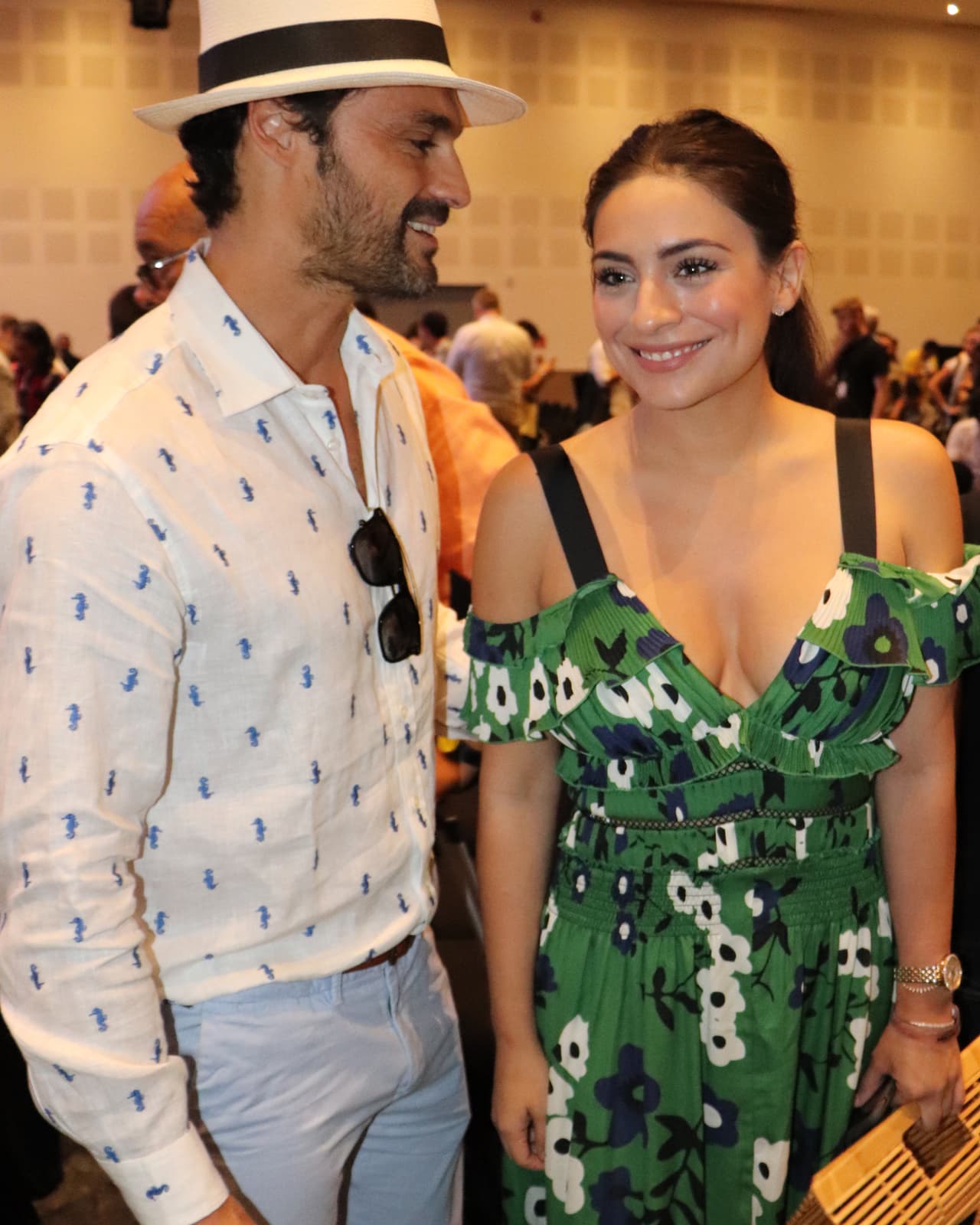 Iván Sánchez observa a Ana Brenda Contreras en un acto de los Premios Platino 2018