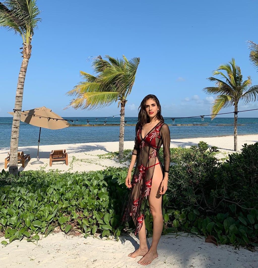 Desde dicho destino, la actriz compartió algunos momentos donde se veía espectacular en su look de Paola, la villana de "La Usurpadora".