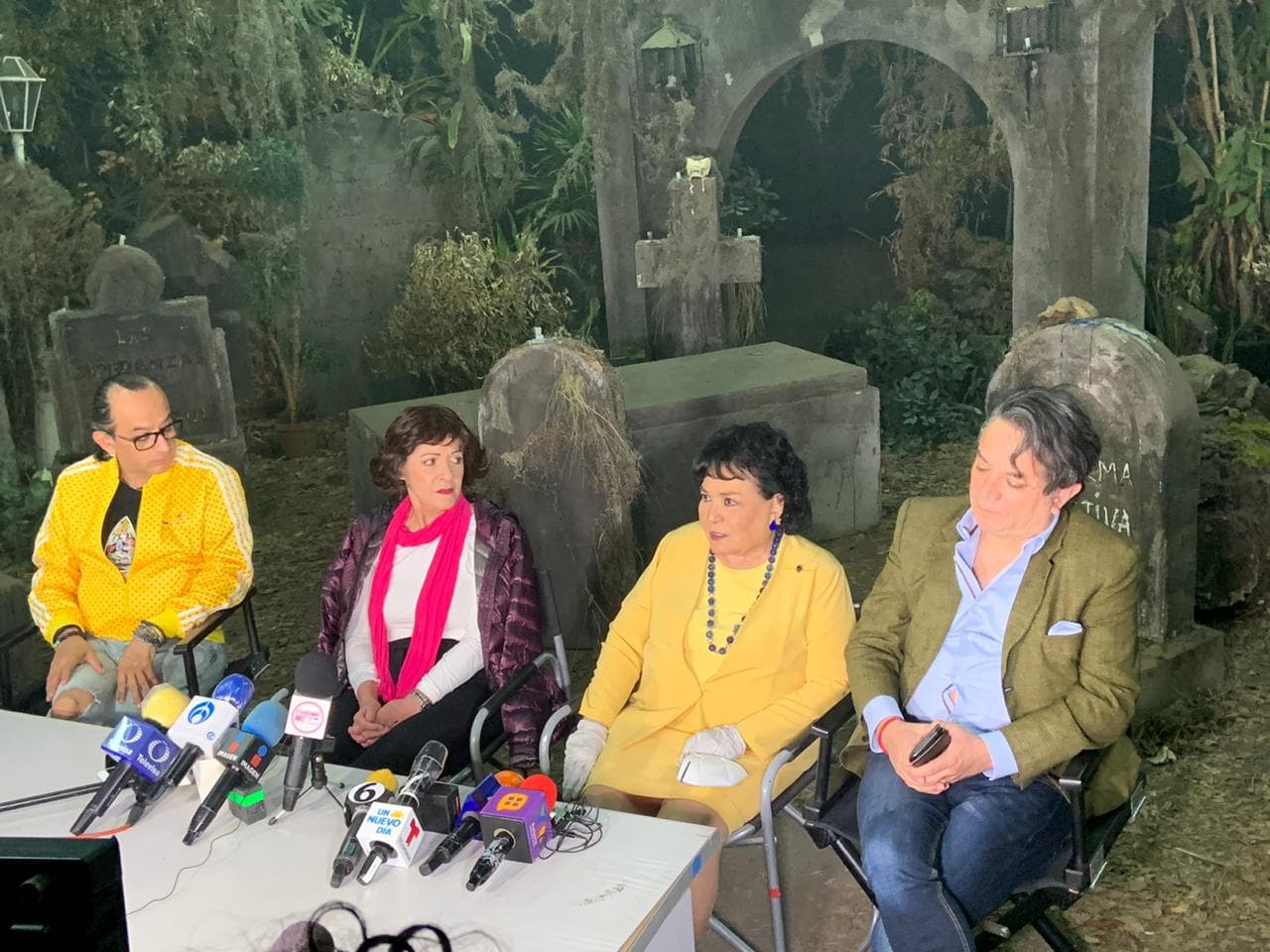 Carmen Salinas y Lorena Velázquez los acompañaron para explicarle a los medios de comunicación de qué se trataba el programa.