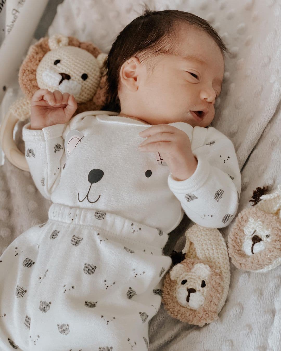 “Hicimos un ángel hermoso… INEXPLICABLE”, dijo. “Realizada y enamorada de mis dos reyes de la casa. No quepo del amor. Aquí les presento a nuestro baby Lion @leonelestradaq 21 /08/ 21 - 7:45 am. En luna llena y ganó el papá… es leo de signo. Mi mejor regalo de cumpleaños” agregó.