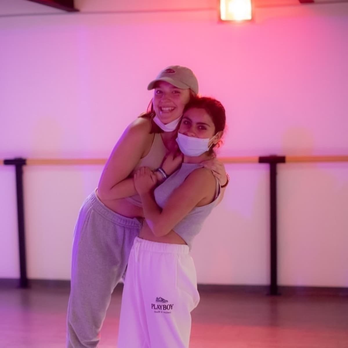 A diferencia de su hermano, la hijastra de Bárbara Mori tiene una cuenta pública y una privada en redes sociales, donde deja claro que una de sus pasiones es la danza, hecho que provocó que hasta la actriz la elogiara.