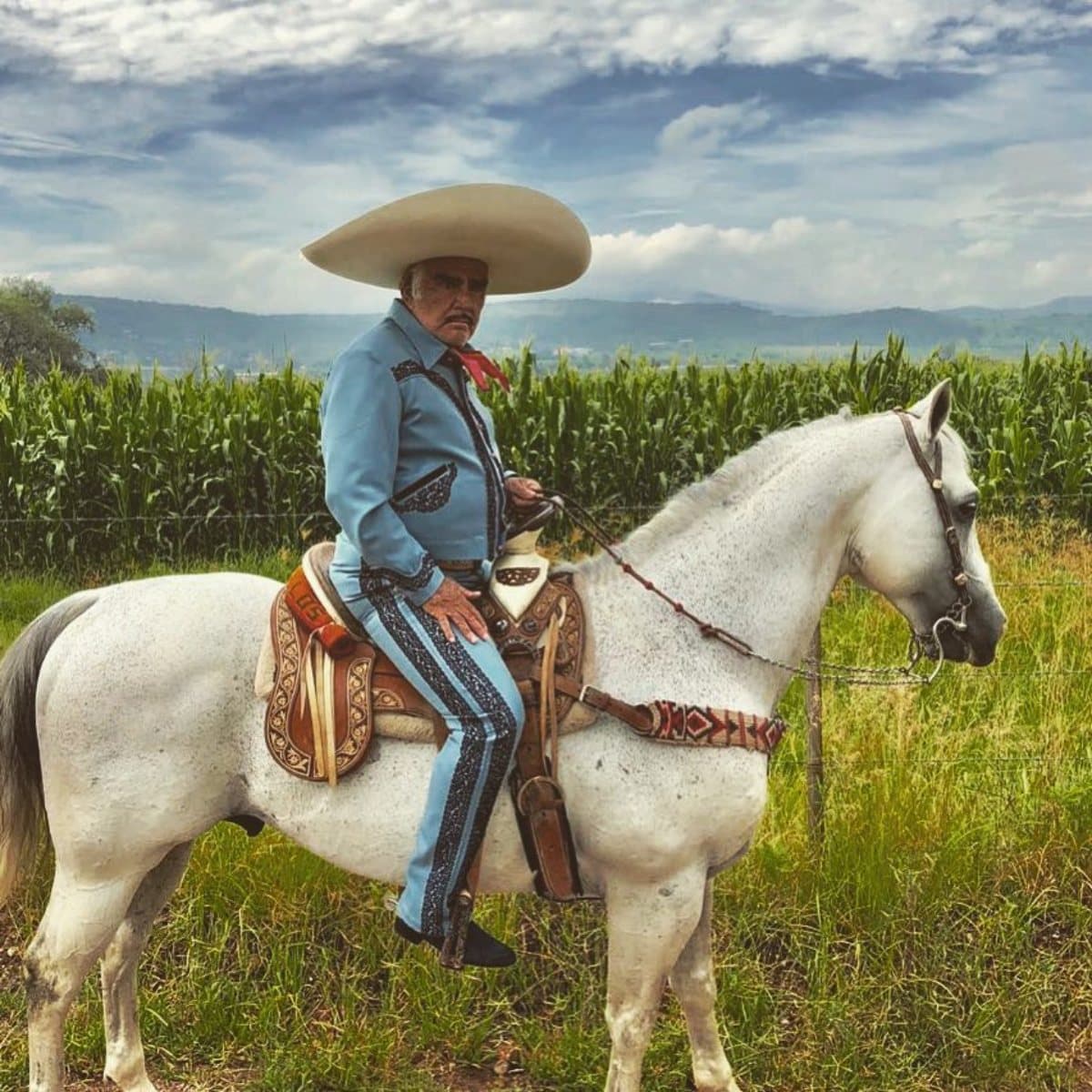 Vicente Fernández murió a los 81 años de edad el 12 de diciembre tras pasar cuatro meses hospitalizado. La última voluntad del ‘Charro de Huentitán’ fue que lo enterraran en el jardín central de su rancho ‘Los Tres Potrillos’ y aquí te mostramos cómo es por dentro la última morada del cantante.