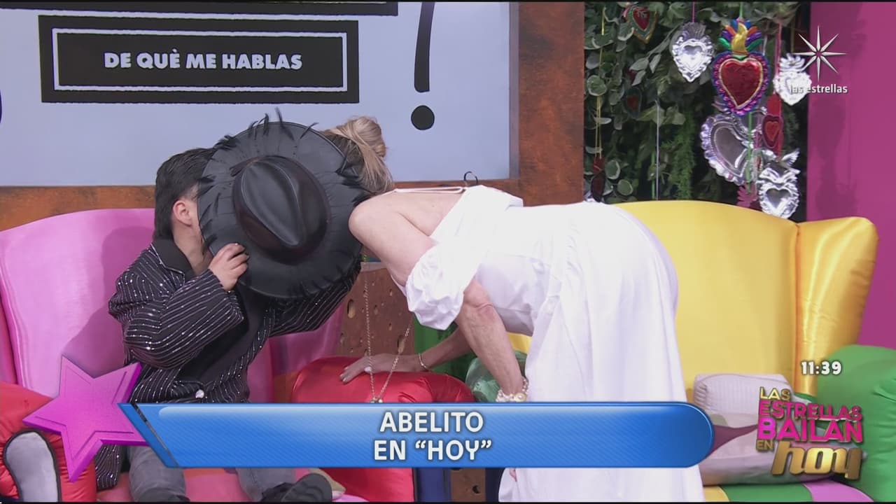 Abelito protagoniza beso con conductora de Hoy