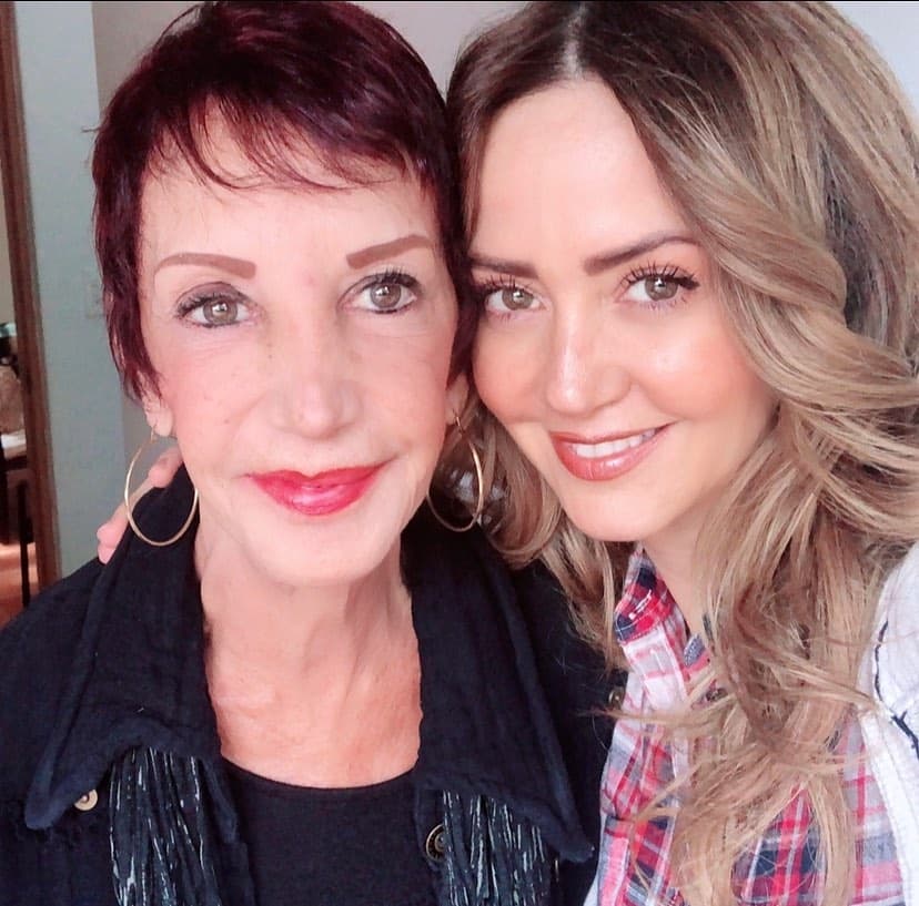 Andrea Legarreta fue una de las primeras en celebrar el 10 de mayo con una fotografía junto a su madre, a la que dedicó un mensaje muy especial. “Mi reina, mi flaquita linda, mi cómplice, porrista oficial, dulce amiga, tierna y divertida... Mi mami... Afortunada soy de ser tu hija (…) ¡¡Te abrazo “virtualmente” con unas ganas entrañables de hacerlo físicamente!! ¡¡Ya falta menos mami!! ¡¡Me urge ver tu sonrisa y el brillo de tus ojos de cerca!! ¡¡Feliz día de las madres!!!”, precisó.