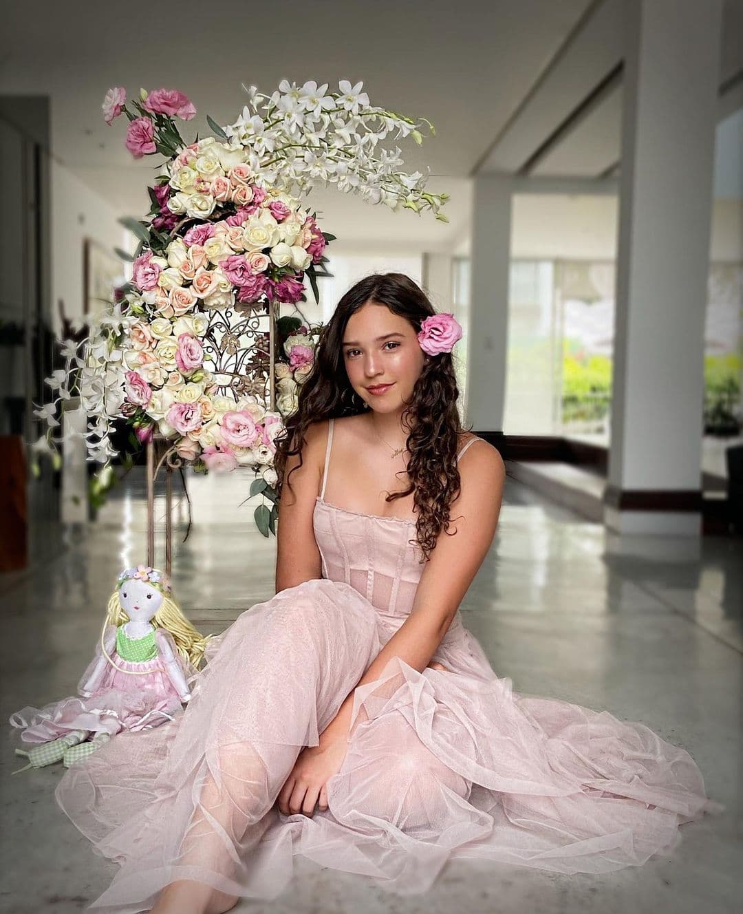 Mía Rubín, quien celebró sus 15 años el pasado 22 de abril, es fruto del matrimonio que Andrea Legarreta sostiene desde hace 20 años con el exintegrante de Timbiriche, Erik Rubín.