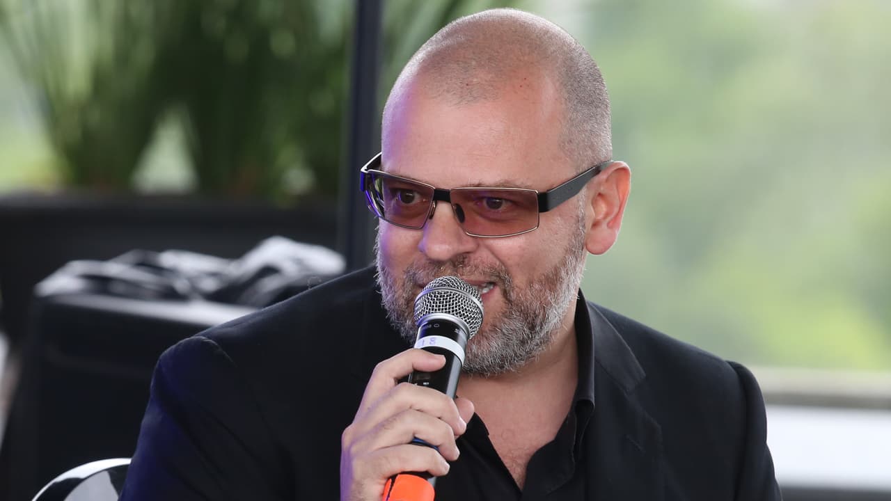 El productor musical Armando Ávila participa en un taller del Bud Light Warehouse en Monterrey, Nuevo León