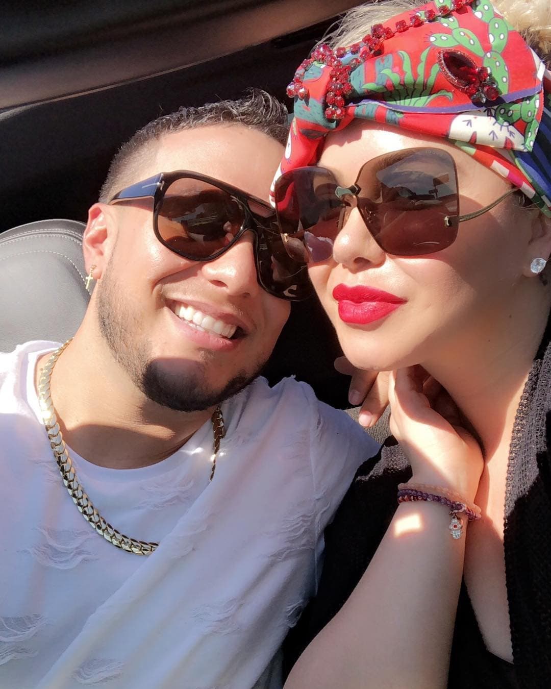 A pesar de que Lorenzo Méndez y Chiquis Rivera ya se conocían, gracias a que Jenni Rivera había trabajado con la Original Banda El Limón, los cantantes comenzaron a salir en 2016, según reportó Univisión.