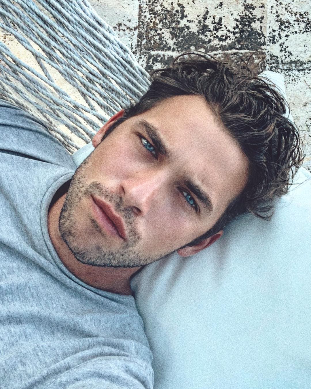 Aunque ninguno de los dos ha hablado al respecto, se sabe que Alessandro Morelli es un modelo y fotógrafo italiano.
