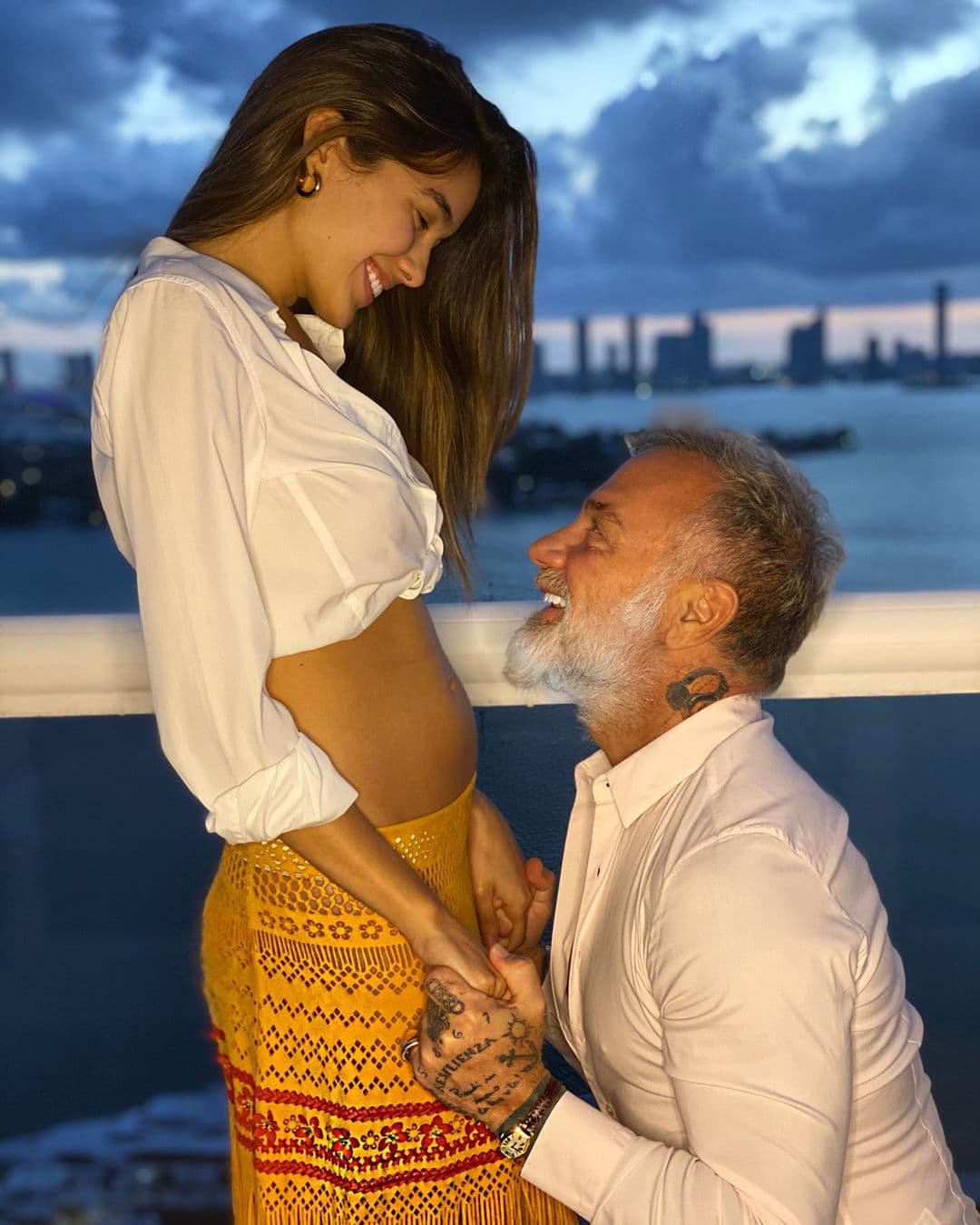 El pasado domingo, dicho multimillonario y estrella de Internet reveló que está esperando a su primer hijo junto a la modelo venezolana, Sharon Fonseca, a quien le dobla la edad.