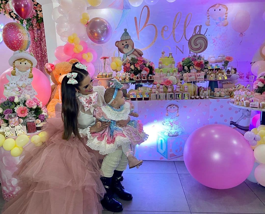 A través de su cuenta oficial de Instagram, la estrella de televisión compartió una serie de fotografías en las que destacó que el evento tuvo como temática los muñecos, por lo que tanto ella como su pequeña se transformaron en muñecas y lucieron atuendos similares.