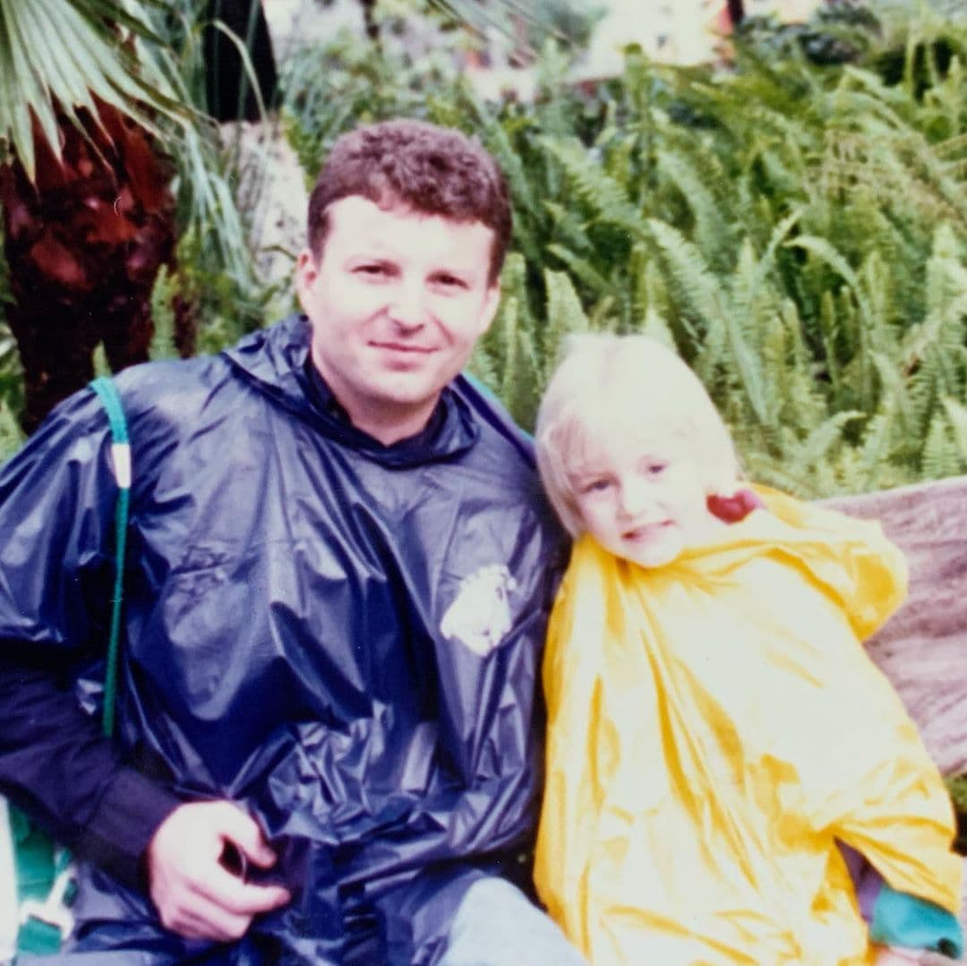 “Feliz Día del padre @boyer4252 ese día estábamos en #reynoaventura seguramente en mi cumpleaños por la lluvia que nos empapo ese día, tenía frío pero recuerdo lo bien que la pasamos! Gracias por siempre papá, disfruto mucho hacer cosas contigo, conocerte más y agradezco todo lo que has hecho por nosotros. Te amo con todo mi”.