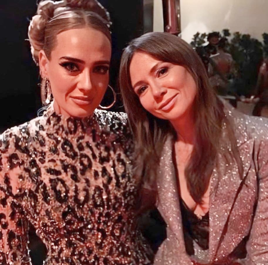 Casi dos meses después, el 11 de febrero, la conductora polaca Kinga Rusin publicó una imagen donde aparece junto a Adele, en lo que parece ser una gala. En la fotografía se puede apreciar la delgada figura que mantiene la británica.